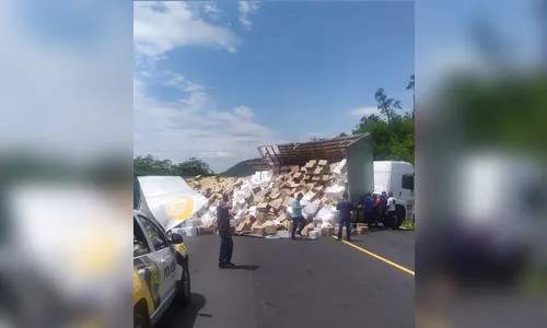 Carreta tomba e interdita PR-445 em Londrina nesta manhã
