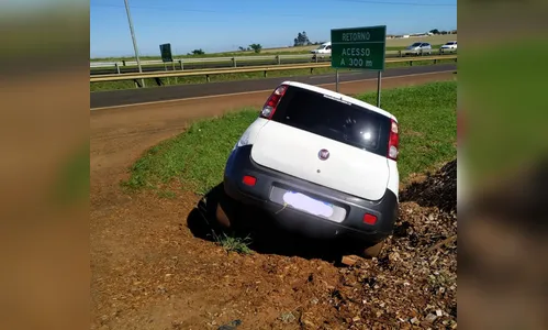 Carro cai em valeta entre Apucarana e Arapongas
