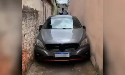 Carro de luxo fica preso em viela estreita de Goiânia; vídeo