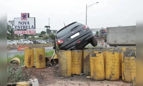 Carro “decola” e fica suspenso em manilhas de obras