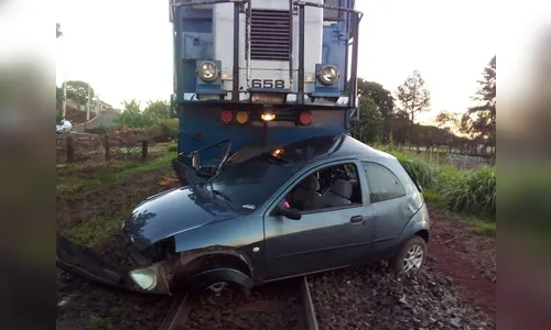 Carro é atingido por trem em Apucarana na manhã desta terça