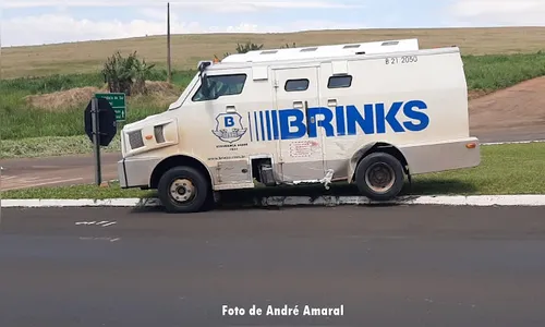Carro-forte se envolve em batida no trevo de Jandaia