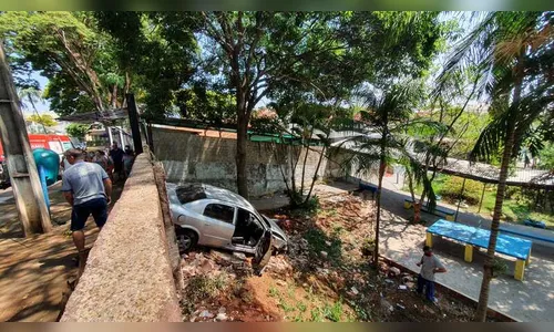 Carro invade colégio e adolescente fica ferido no Paraná