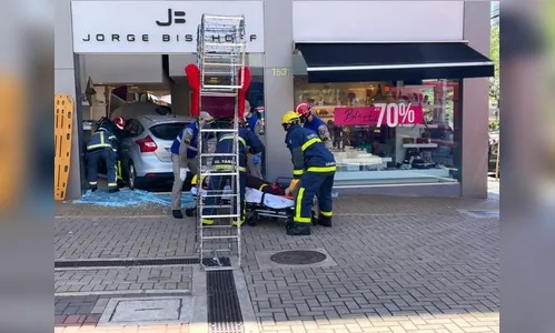 Carro invade vitrine de loja no centro de Cascavel