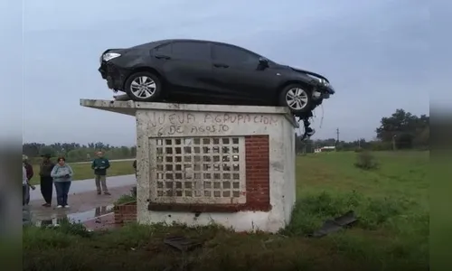 Carro para em cima de ponto de ônibus após batida