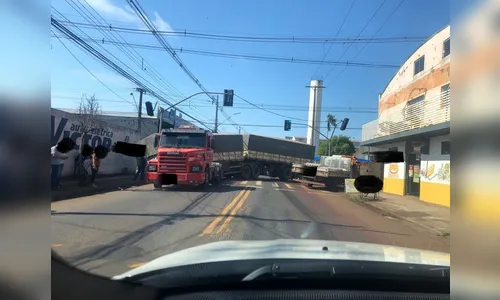 Carroceria se desprende de carreta na Avenida Maracanã