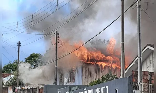 Casa de madeira é destruída por incêndio, em Ivaiporã
