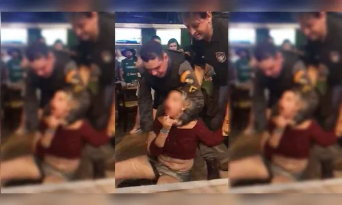 Cliente joga cerveja em policial e acaba presa; VÍDEO