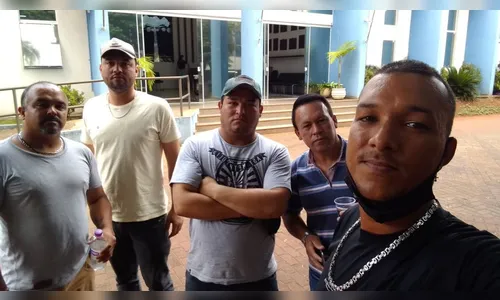 Coletores demitidos após protesto pedem apoio do município