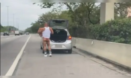 Com calcinha vermelha, homem chama atenção em rodovia; Vídeo