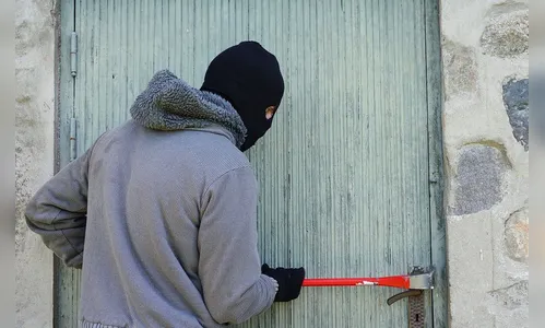 Comerciante chega para trabalhar e encontra teto arrombado