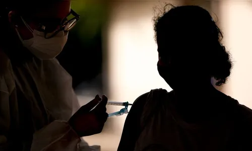 Covid: Metade da população está com ciclo vacinal completo