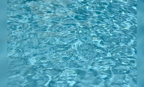 Criança morre após ter cabelo sugado por ralo de piscina