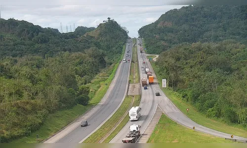 Deslizamento na BR-277 complica trânsito na Serra do Mar