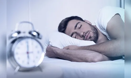 Dormir entre 22h e 23h ajuda a prevenir ataques cardíacos