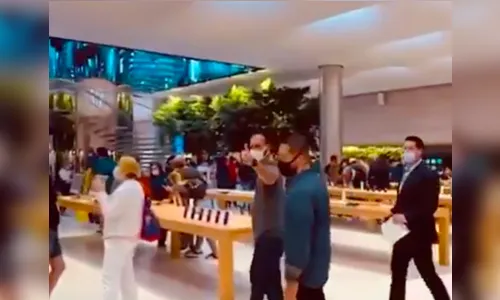 Eduardo Bolsonaro é vaiado em loja: 