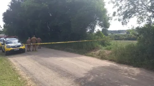 Ele  foi encontrado seminu, com as mãos amarradas e os olhos vendados próximo a um matagal