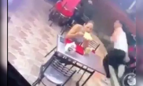 Em assalto, homem abandona a namorada, que continua comendo