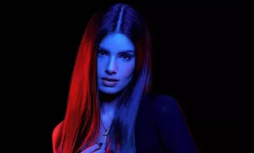 Em nota, Camila Queiroz diz que não foi demitida da Globo