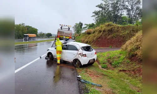 Família que viajava para Curitiba capota carro em Apucarana