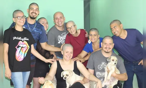 Família raspa o cabelo para apoiar mulher com câncer
