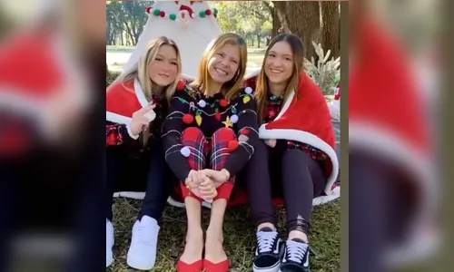 Filhas de Gugu fazem ensaio de natal só com a mãe