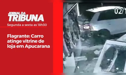 Flagrante: Carro atinge vitrine de loja em Apucarana