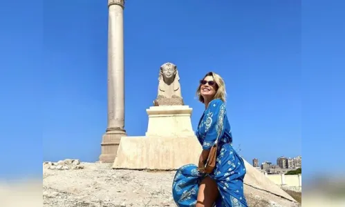 Flávia Alessandra usa fio-dental no Egito e 'para' a web