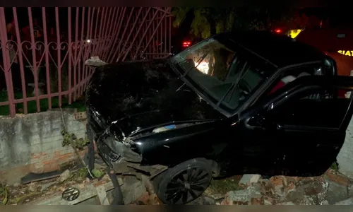 Fugindo de acidente, motorista perde controle e invade casa