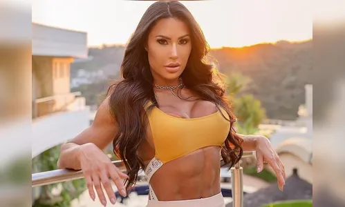 Gracyanne Barbosa aparece de biquíni fio-dental em viagem