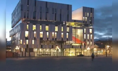 Homem cai de 7º andar de prédio e mata outro na Suécia