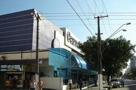 Homem desaparecido é achado preso em elevador do Carrefour