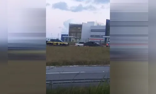 Homem destrói o próprio carro após saber que seria guinchado