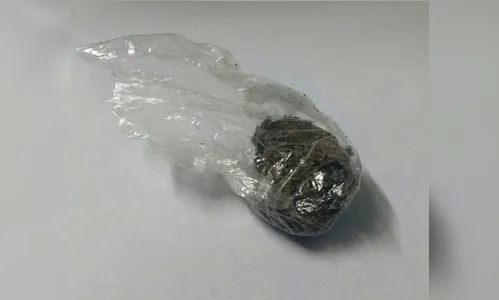 Homem é detido com maconha após denúncia de estar armado