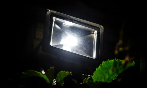 Homem escala muro de hospital para furtar refletor de LED