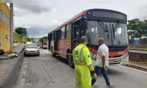 Homem esfaqueia passageiros em ônibus na Grande BH