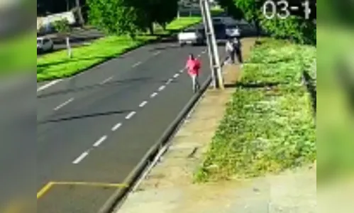 Homem fica atrás de poste e passa a mão em jovens; assista