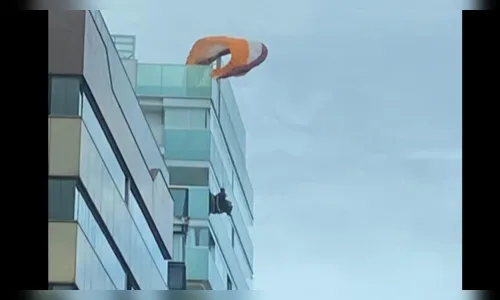 Homem fica preso em parapente no topo de prédio