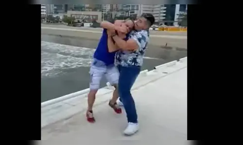 Homem gay aplica mata-leão em homofóbico para defender amiga