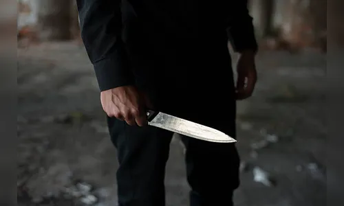 Homem leva facadas após negar carona ao colega de trabalho