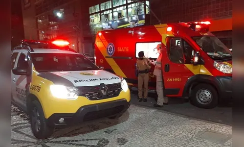 Homem mexe com mulher e leva surra em Curitiba