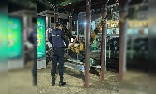 Homem pendura rede em parada de ônibus e acaba preso