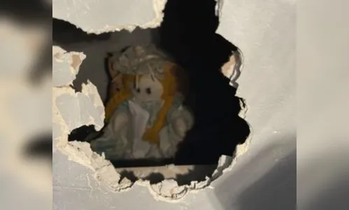 Homem se assusta ao encontrar bilhete misterioso em parede