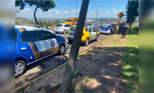 Homem sobe em pontilhão e mobiliza socorro em Apucarana