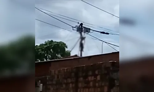 Homem sofre descarga elétrica e fica pendurado em poste