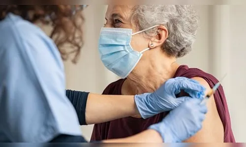 Idosos com 60 anos ou mais recebem 3ª dose da vacina