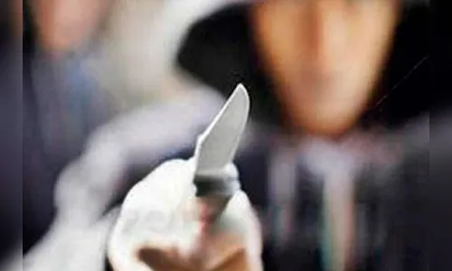 Homem armado com faca tenta roubar celular de pedestre