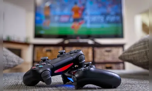 Ladrão furta TV e videogame de depósito em fundo de quintal