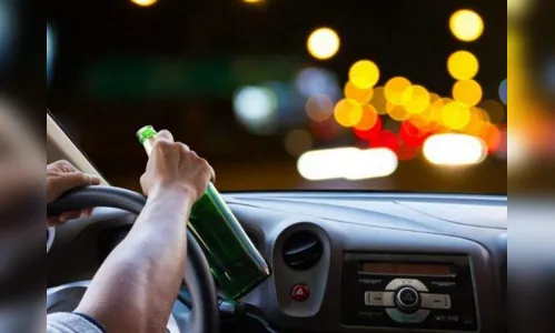 Motorista bate em carro estacionado e é preso por embriaguez