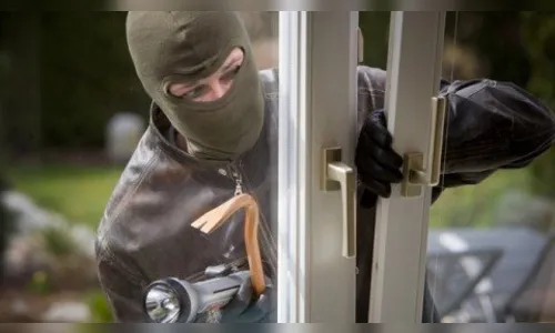 Mulher acorda na madrugada e encontra ladrão ao lado da cama